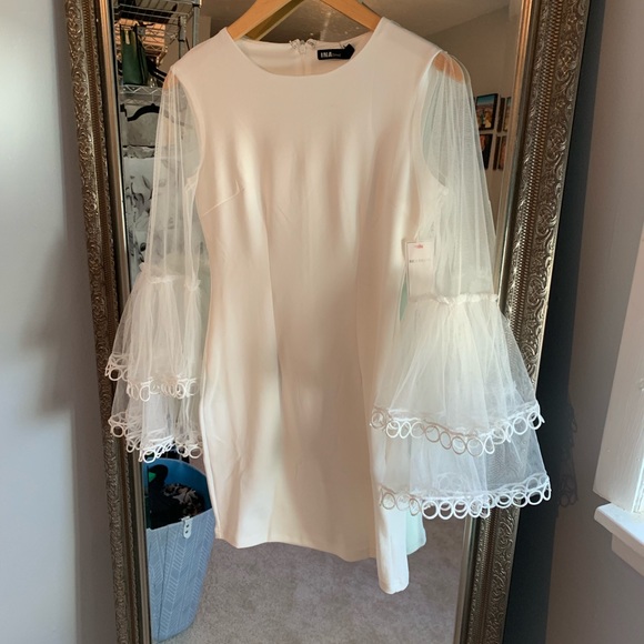 White fitted dress with bell sleeve - Picture 2 of 3